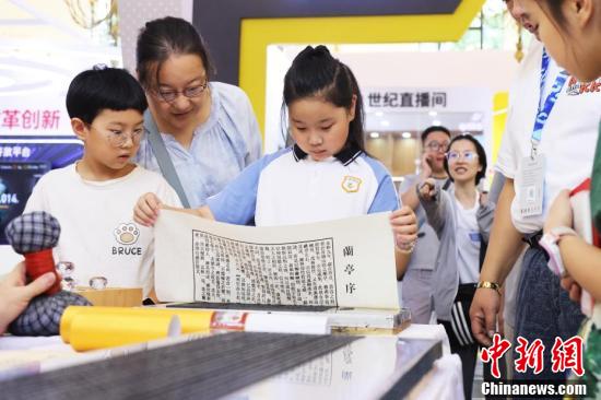 2024上海书展吸引爱书人士共赴书香之约  第8张 2024上海书展吸引爱书人士共赴书香之约  第8张