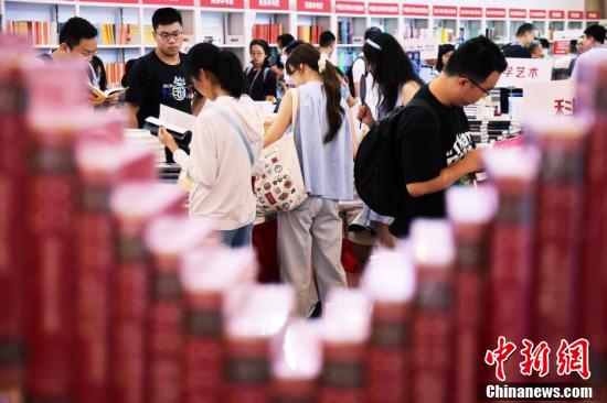 2024上海书展吸引爱书人士共赴书香之约  第9张 2024上海书展吸引爱书人士共赴书香之约  第9张