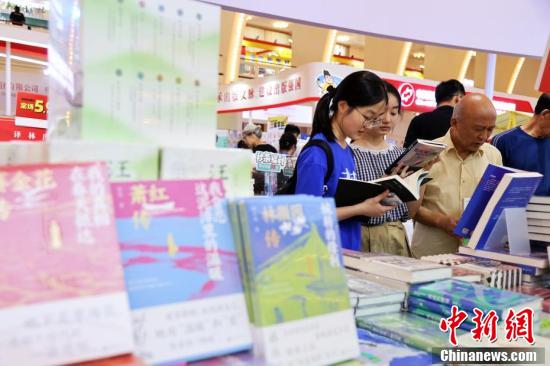 2024上海书展吸引爱书人士共赴书香之约  第6张 2024上海书展吸引爱书人士共赴书香之约  第6张