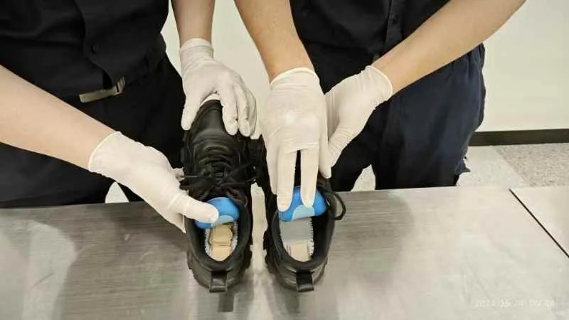 一旅客鞋内藏匿347.5克足金制品 被深圳皇岗海关查获  第2张 一旅客鞋内藏匿347.5克足金制品 被深圳皇岗海关查获  第2张