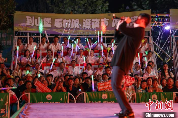 贵州桐梓“村晚”持续上演 引万人观看  第9张