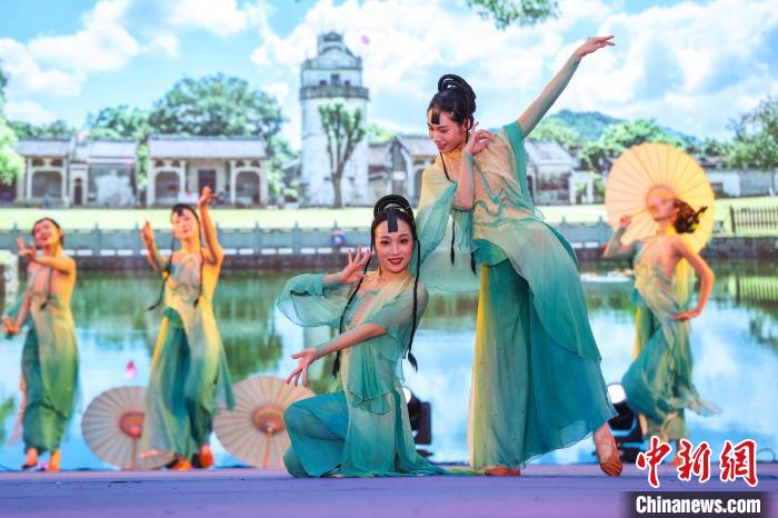 贵州桐梓“村晚”持续上演 引万人观看  第4张