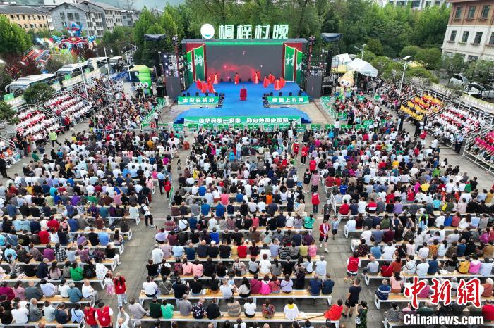 “村晚”让贵州桐梓避暑山村“热	”起来  第2张