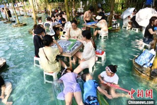 四川成都:高温天气持续 民众体验“水上麻将”